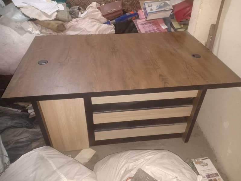 10/10 Condition Office & Computer Table 3