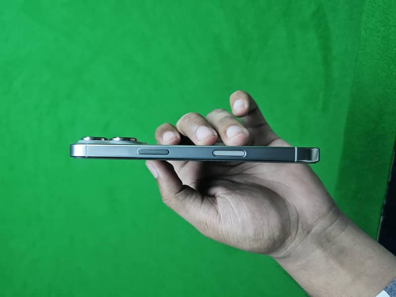 Apple iPhone 16 Pro 3
