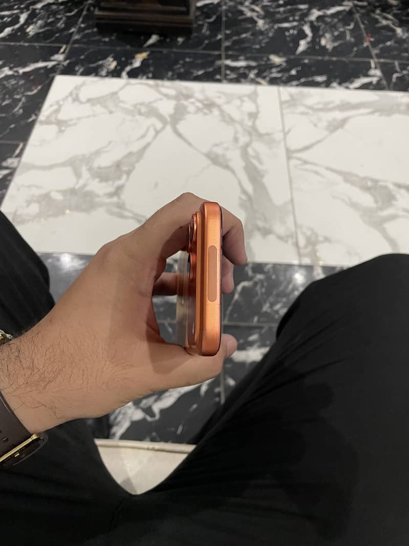 Apple iPhone 17 Pro Max 4