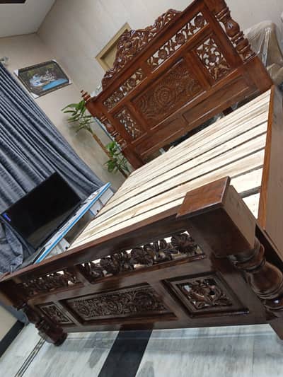 seesham pure wood Cinyoti bed king size new condition just bed
