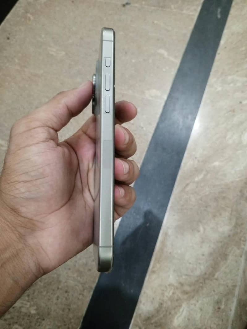 Apple iPhone 15 Pro Max 4