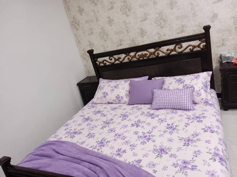 wodden bed set 0