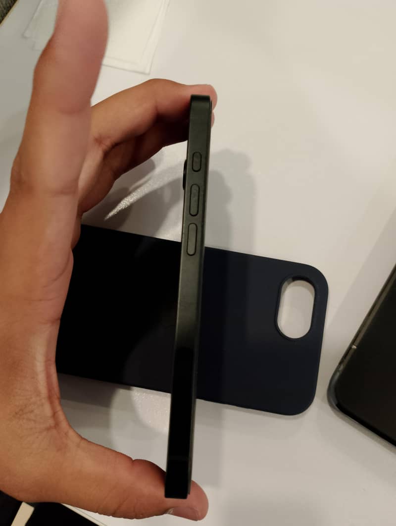 Apple iPhone 17e 1