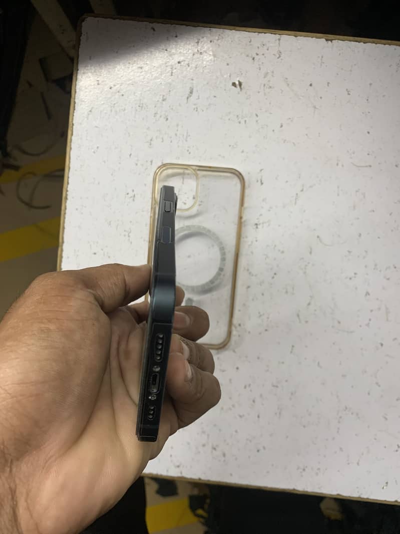 Apple iPhone 13 2