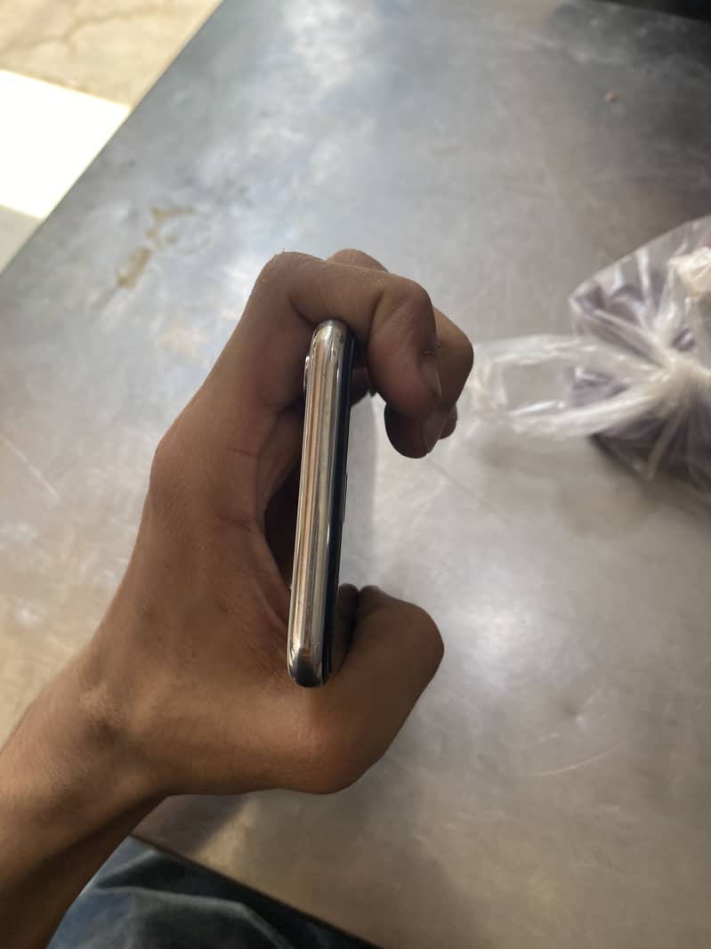 Apple iPhone X 4