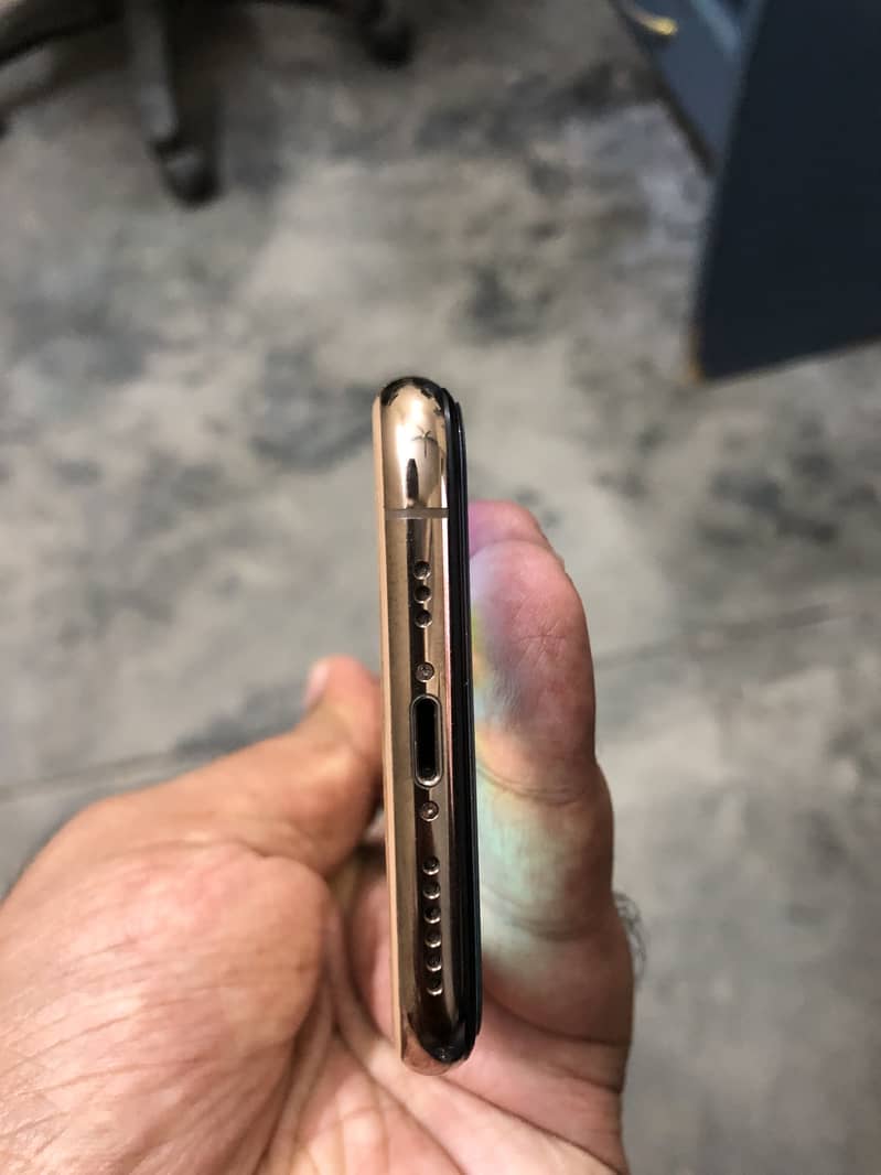 Apple iPhone XS 3