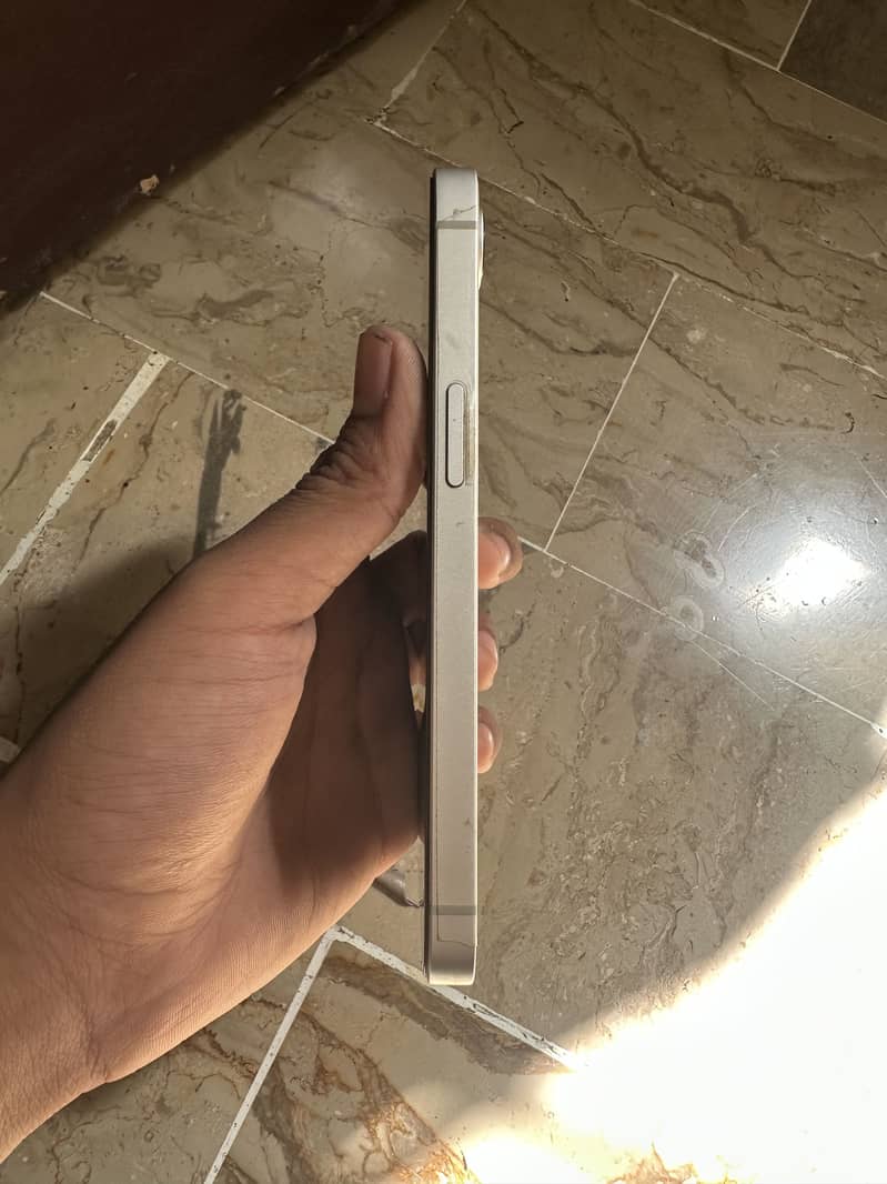 Apple iPhone 16e Jv 5