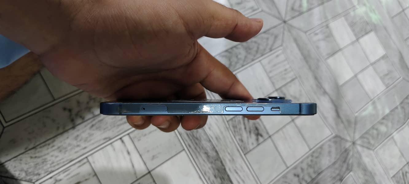 Apple iPhone 13 2