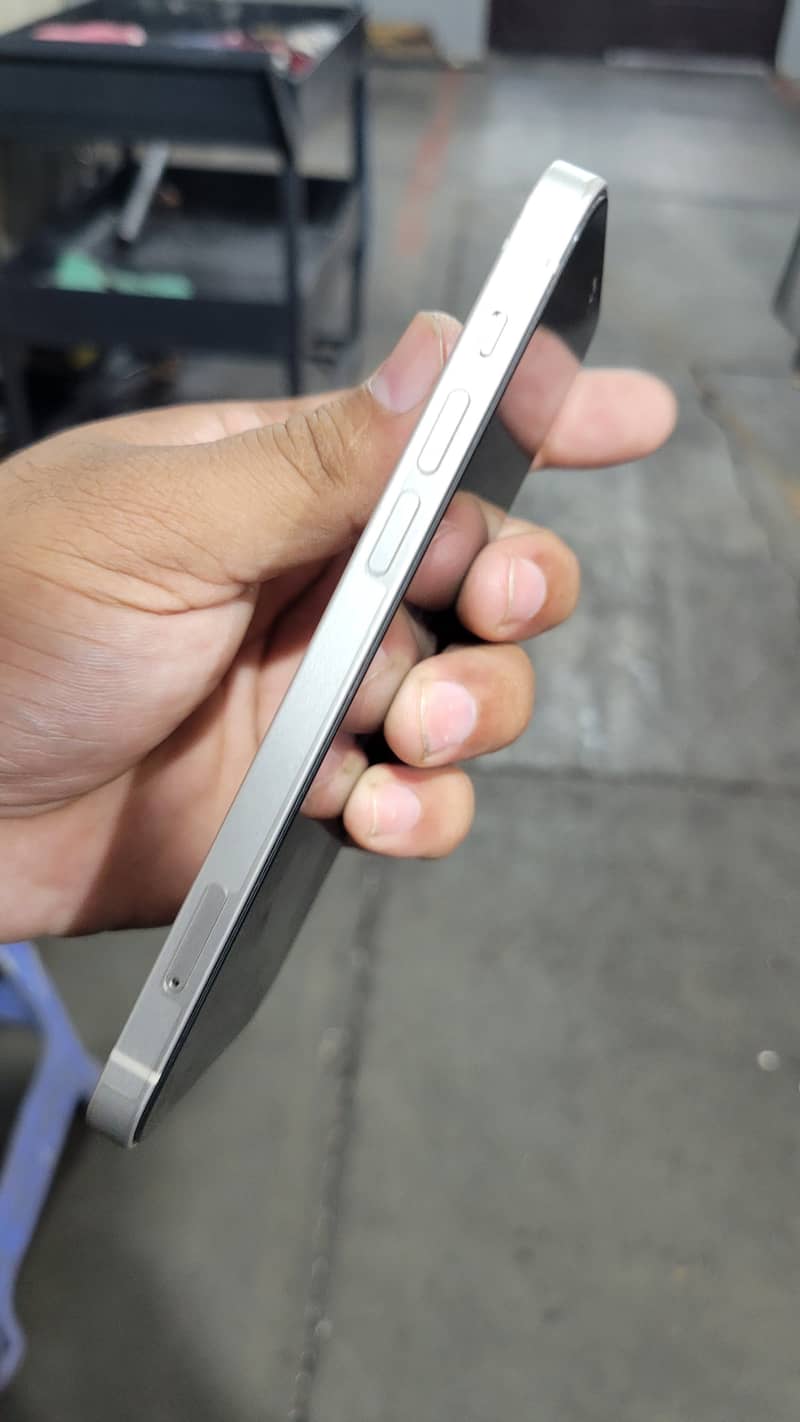 Apple iPhone 12 4