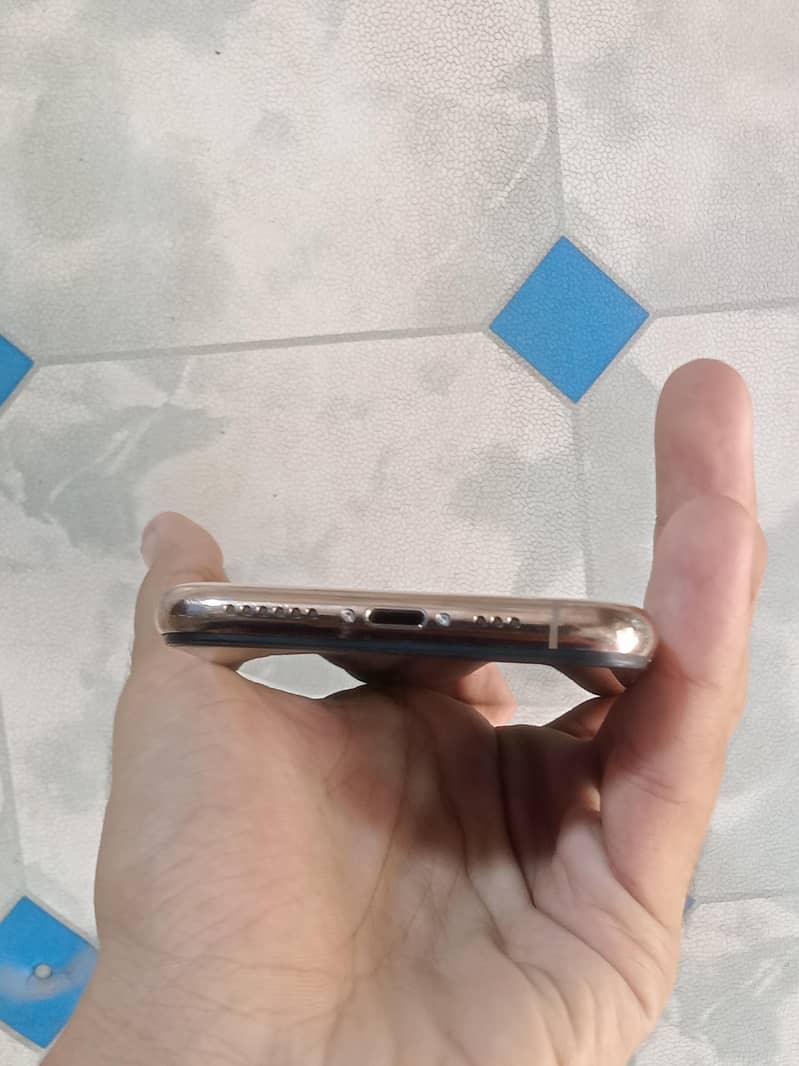 Apple iPhone 11 Pro 4