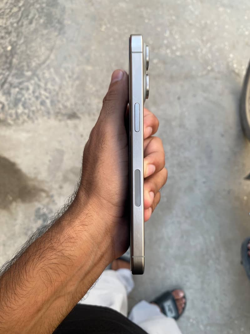 Apple iPhone 15 Pro Max 4