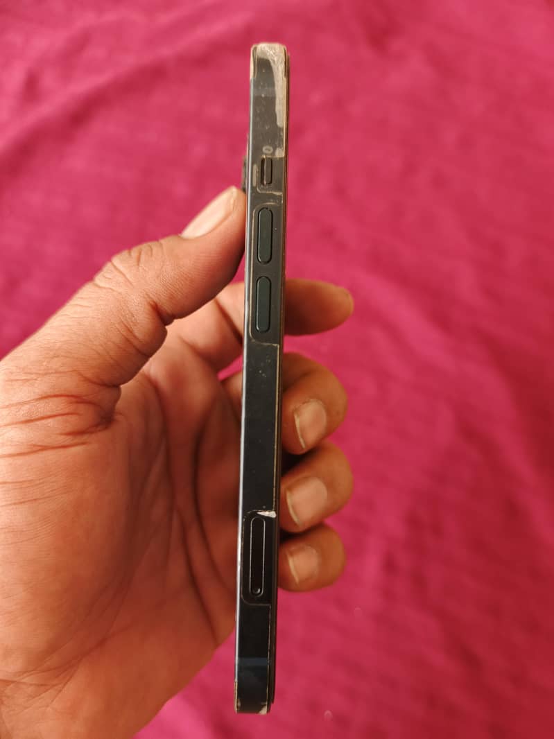 Apple iPhone 13 5