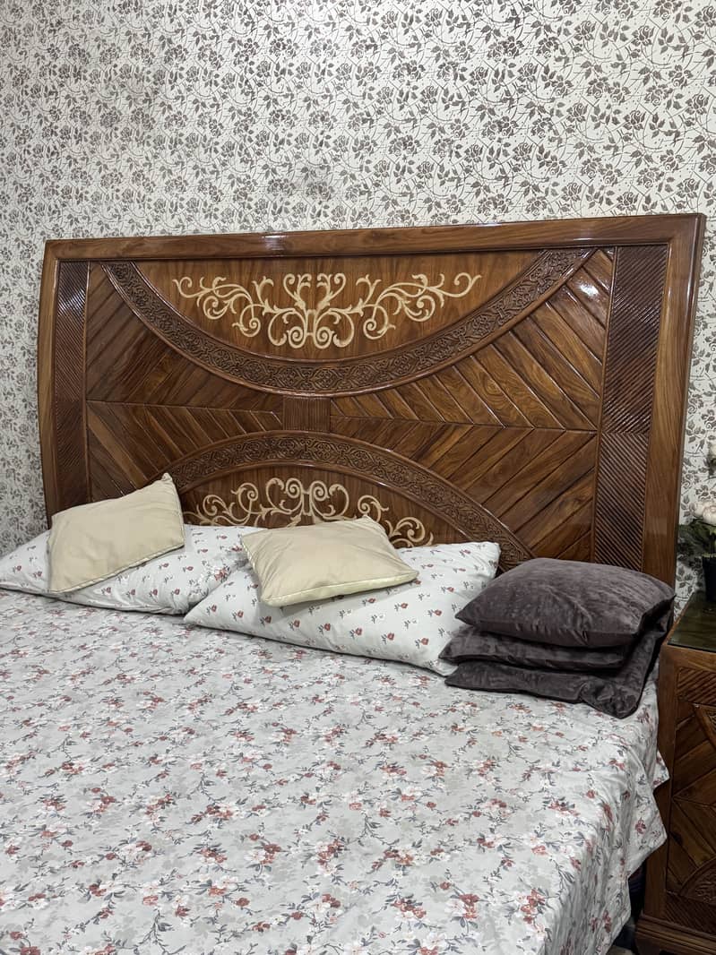 Bed 2 sides table 0