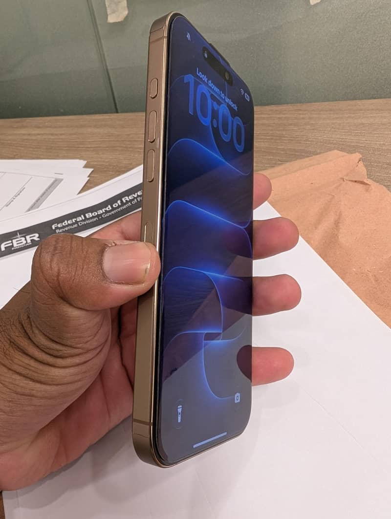 Apple iPhone 16 Pro Max 1
