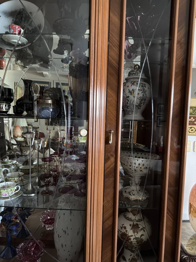 Cabinet 1
