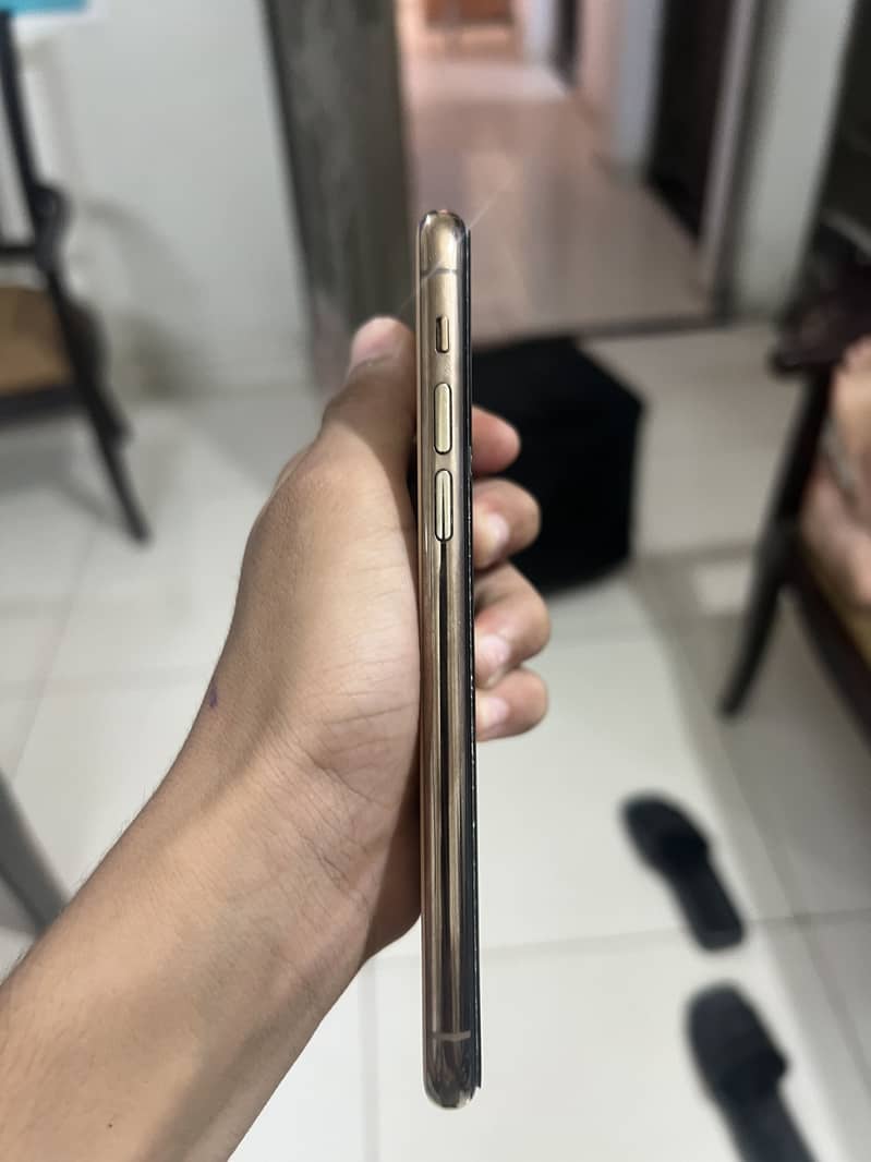 Apple iPhone 11 Pro 4