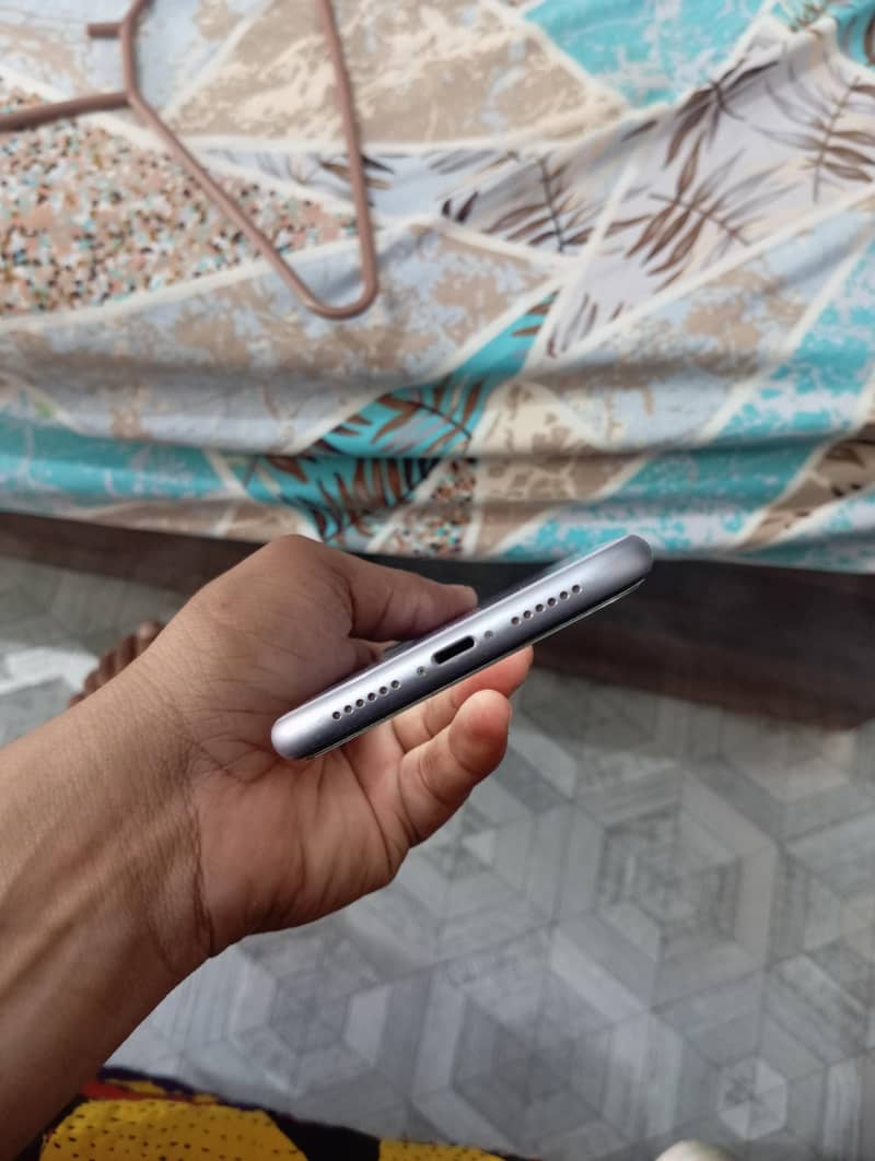 Apple iPhone 11 3