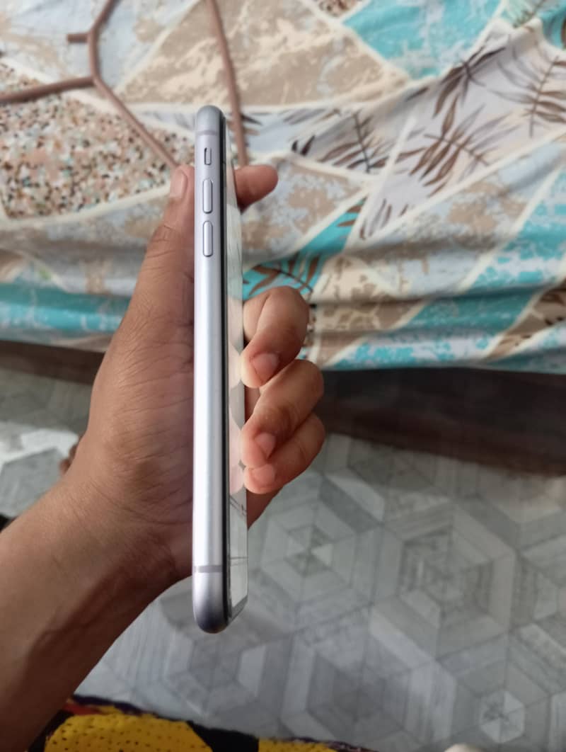 Apple iPhone 11 4