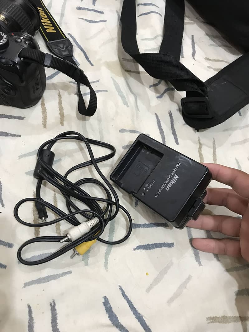 Nikon D3200 + complete camera box 3