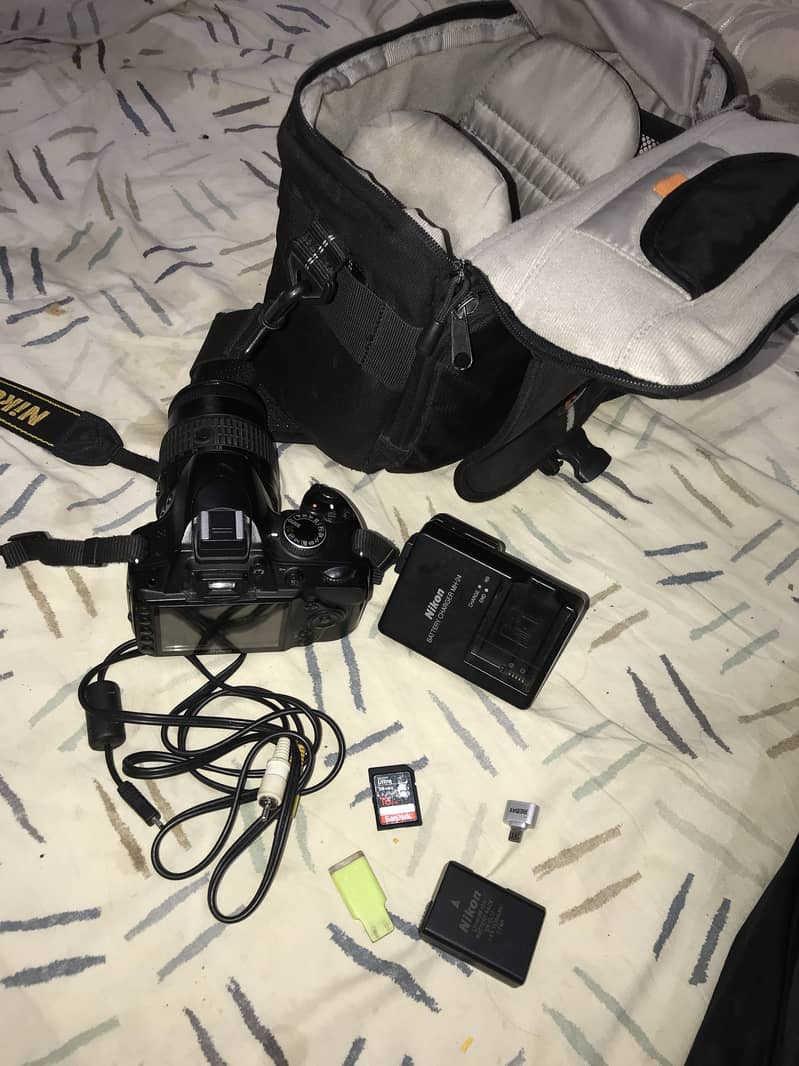 Nikon D3200 + complete camera box 4
