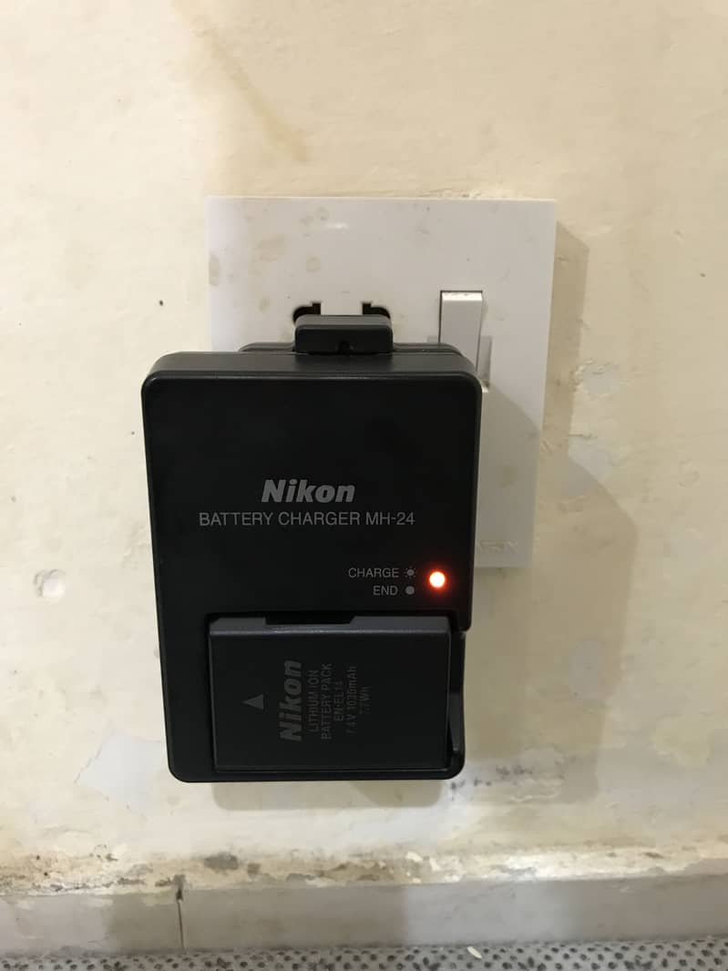 Nikon D3200 + complete camera box 9