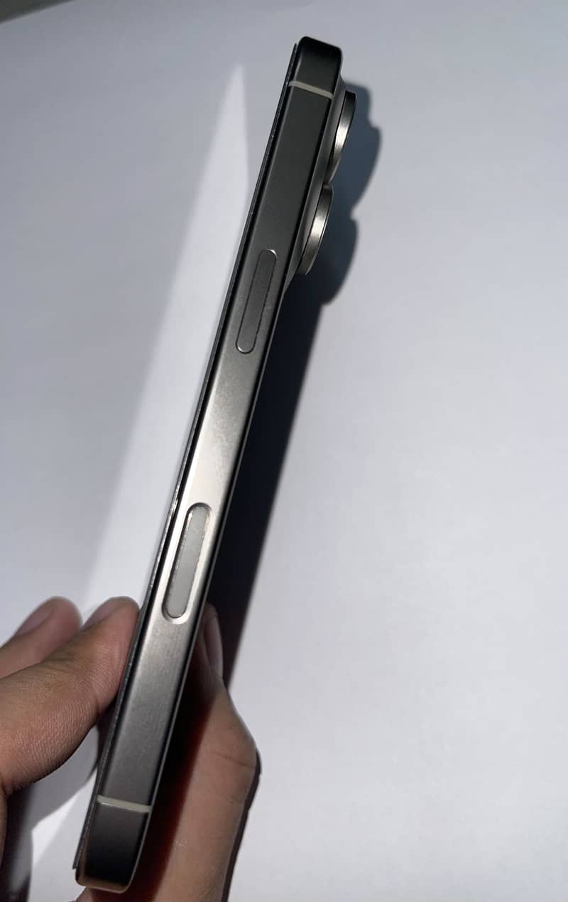 Apple iPhone 16 Pro 2