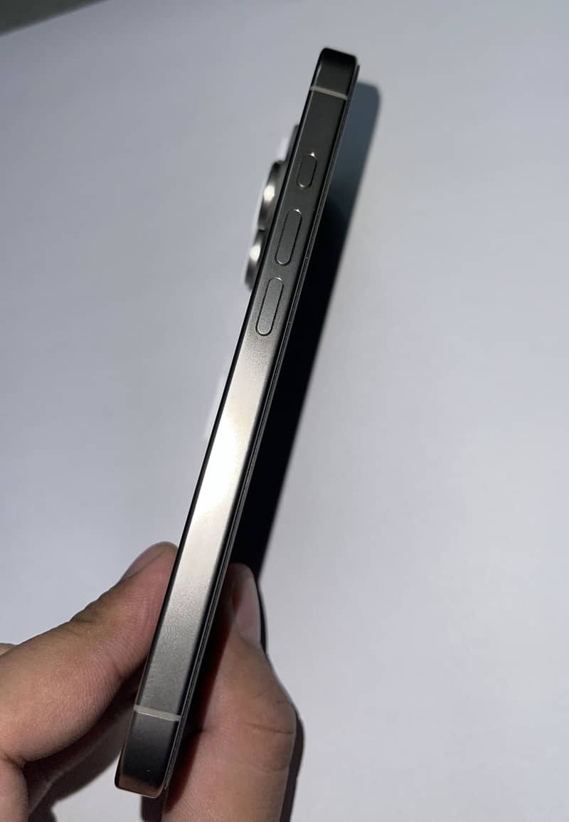 Apple iPhone 16 Pro 3