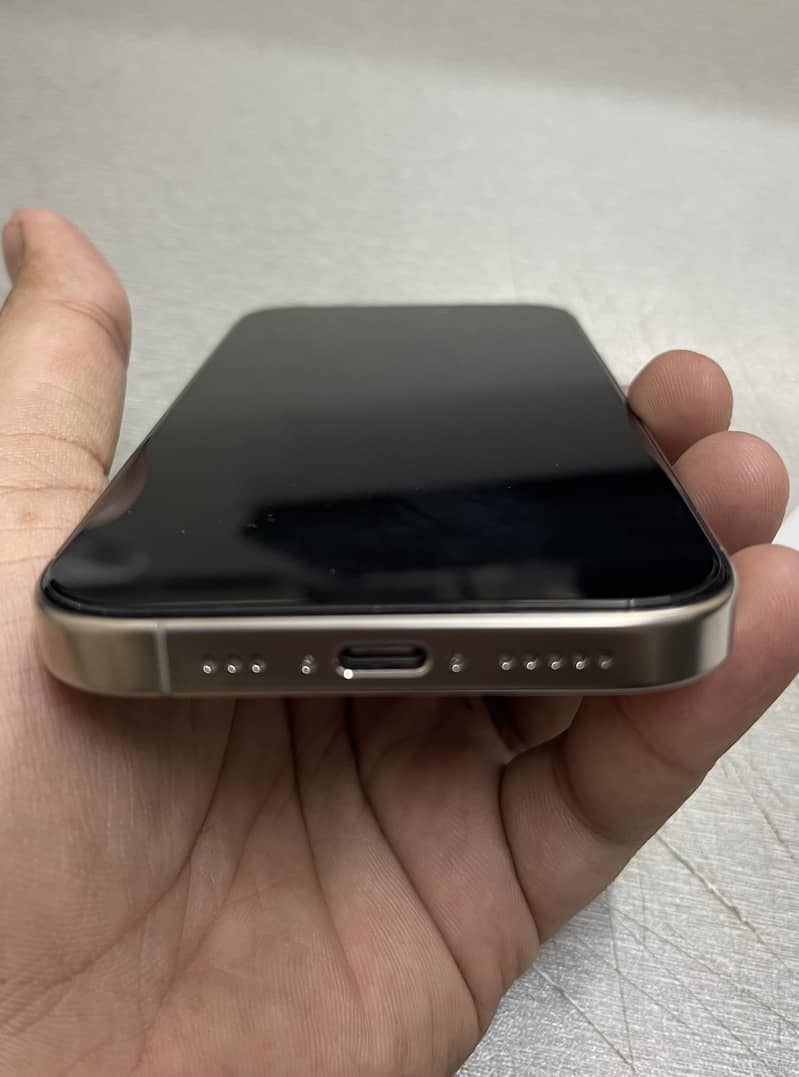 Apple iPhone 16 Pro 4