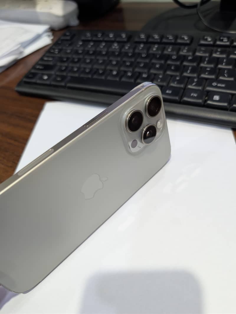 Apple iPhone 15 Pro Max 4