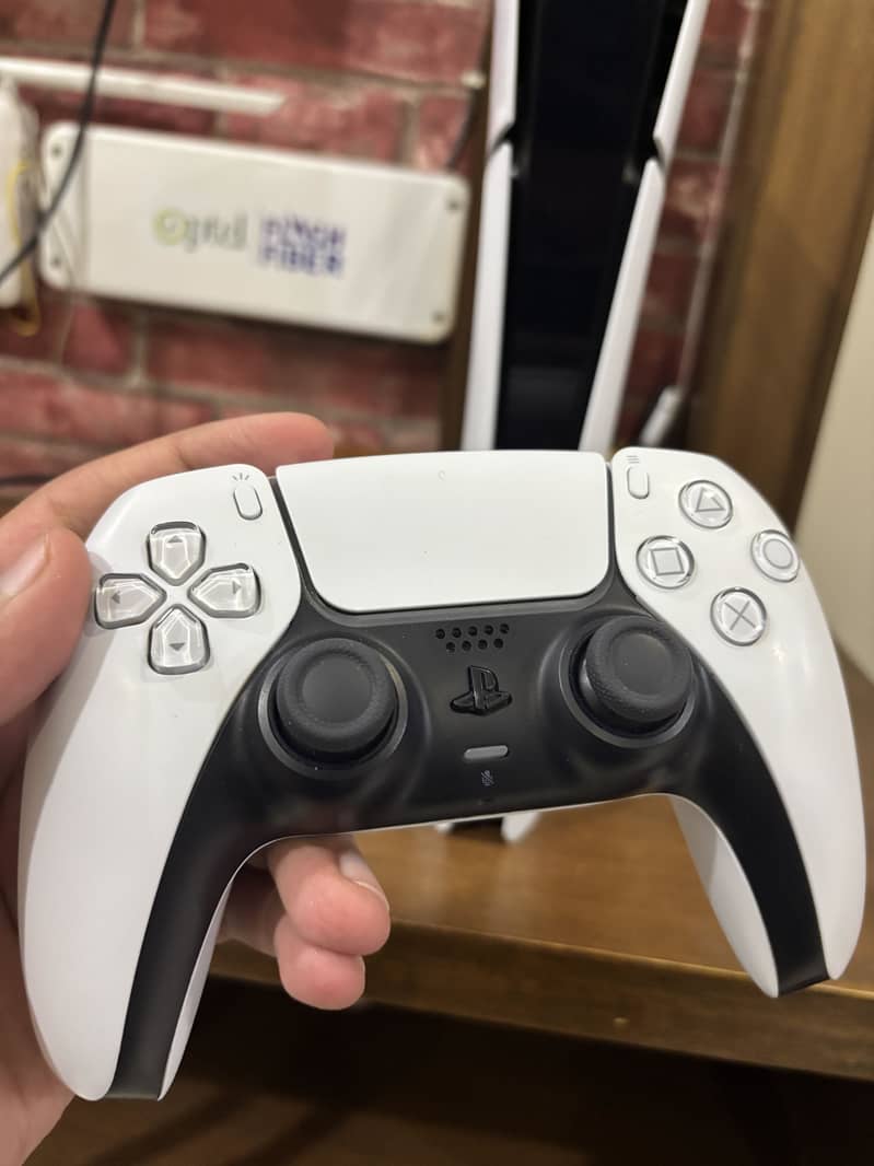 ps5 slim with box (like new) 3