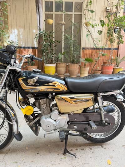 Honda CG 125 2026 Golden Edition Self Start – Black | 6,000 KM Driven