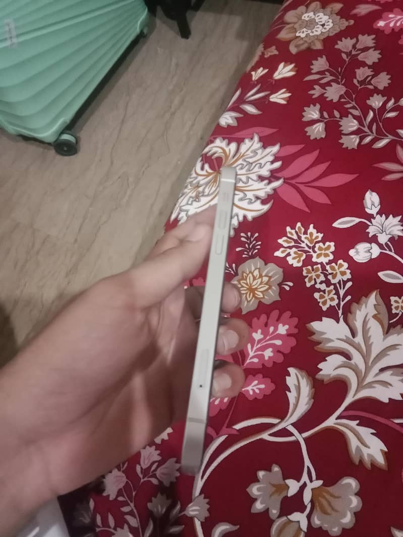 Apple iPhone 12 4