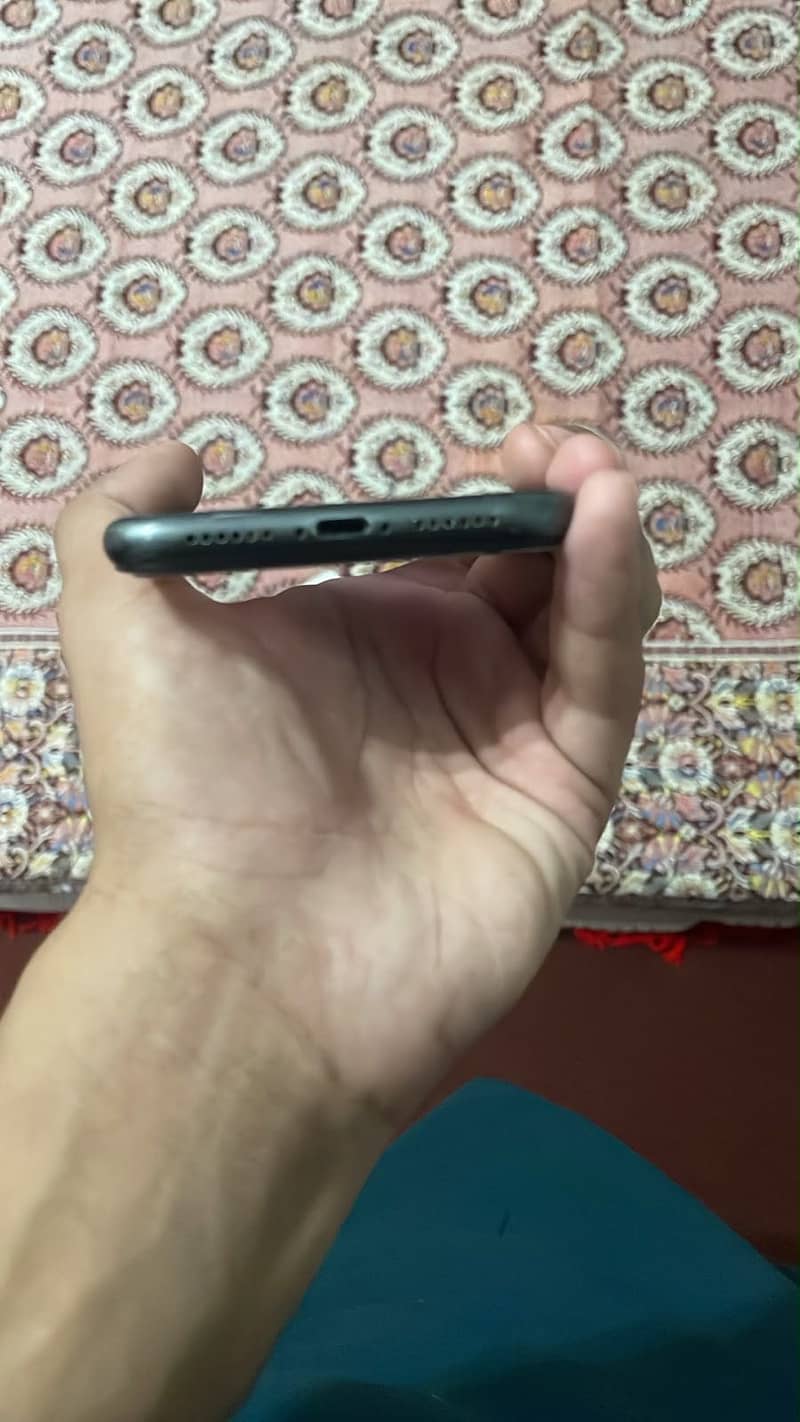 Apple iPhone 11 4