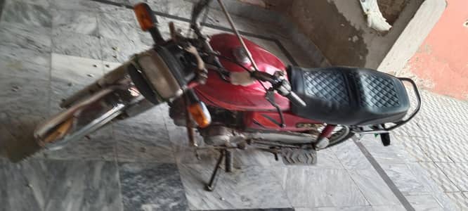 Honda 70 bht saf or acha chalta Hy tyre new
