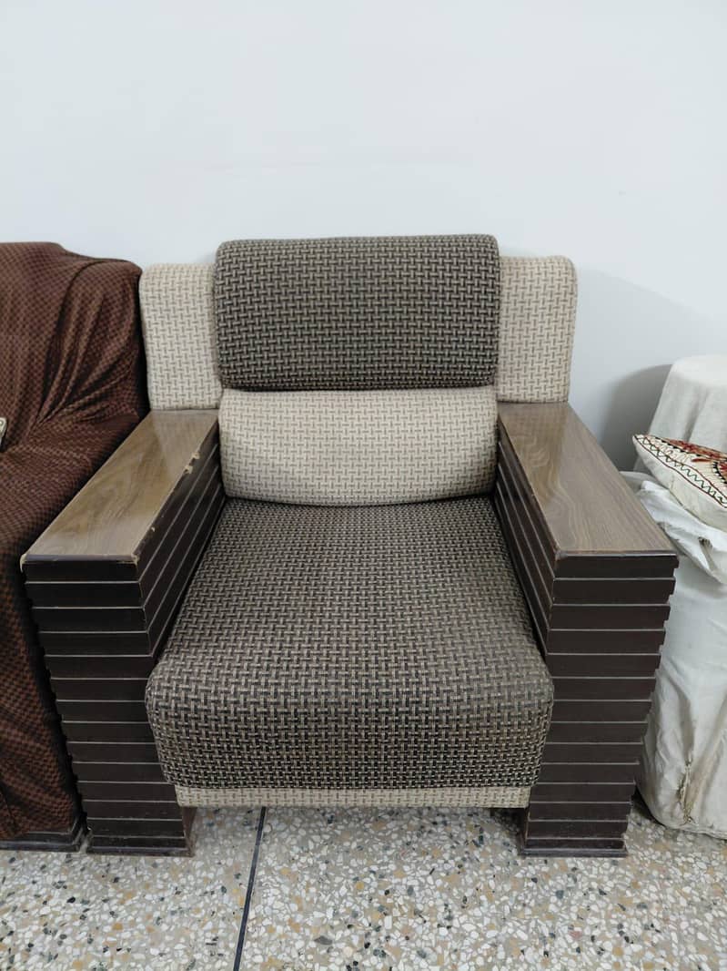 Elegant 5-Seater Sofa Set 9/10 Condition (Wooden Armrest & fabric) 2