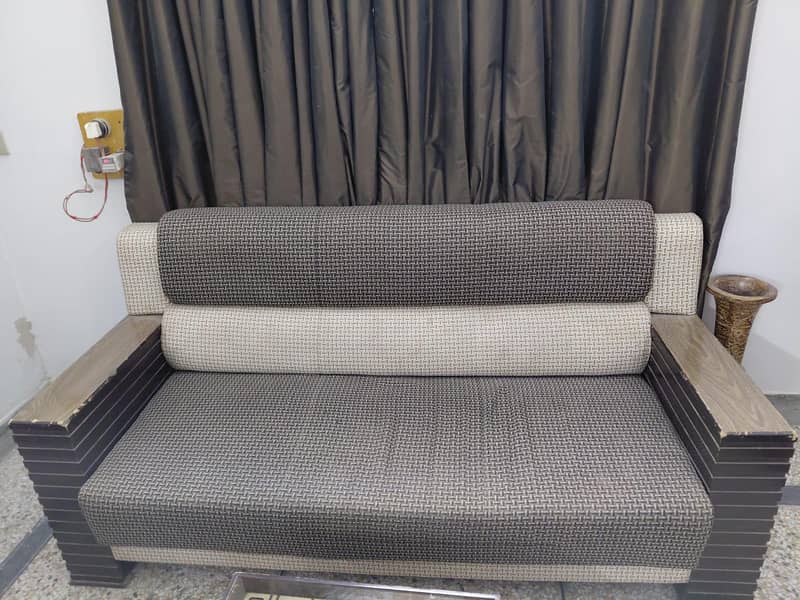 Elegant 5-Seater Sofa Set 9/10 Condition (Wooden Armrest & fabric) 0
