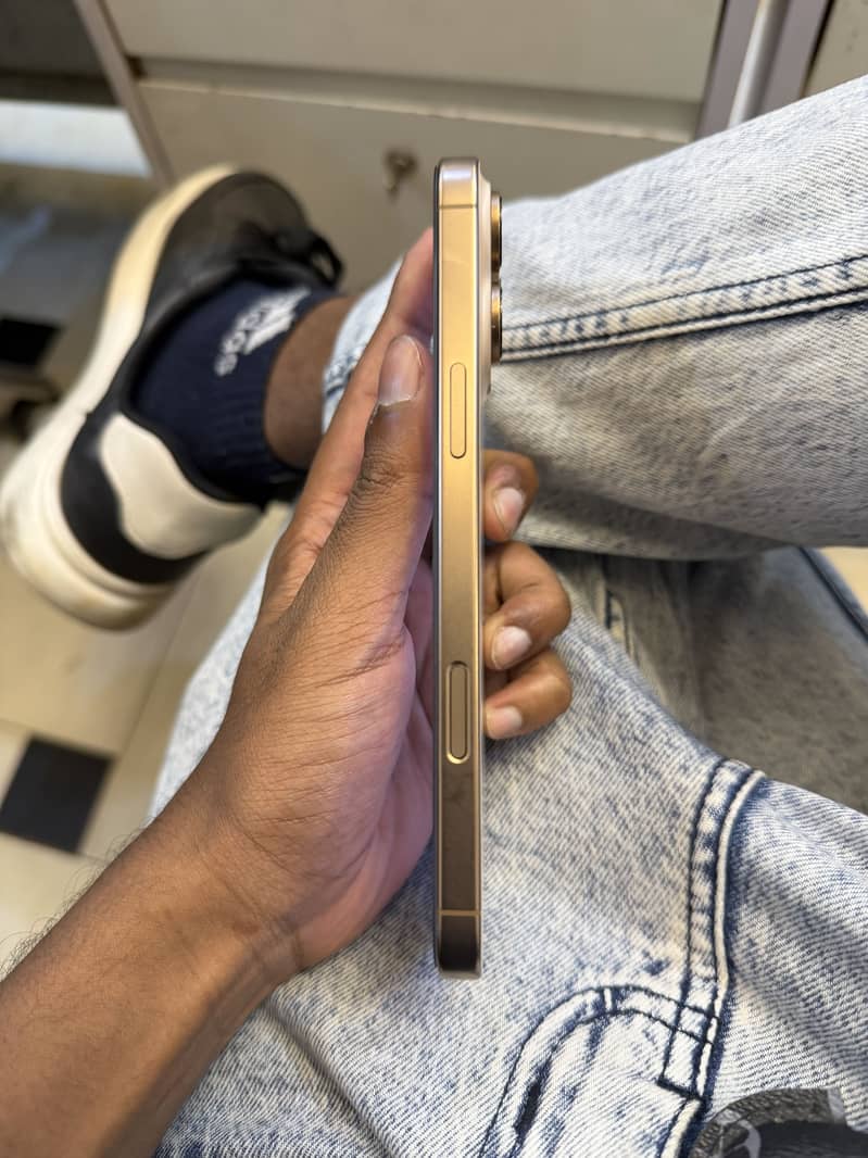 Apple iPhone 16 Pro Max 2