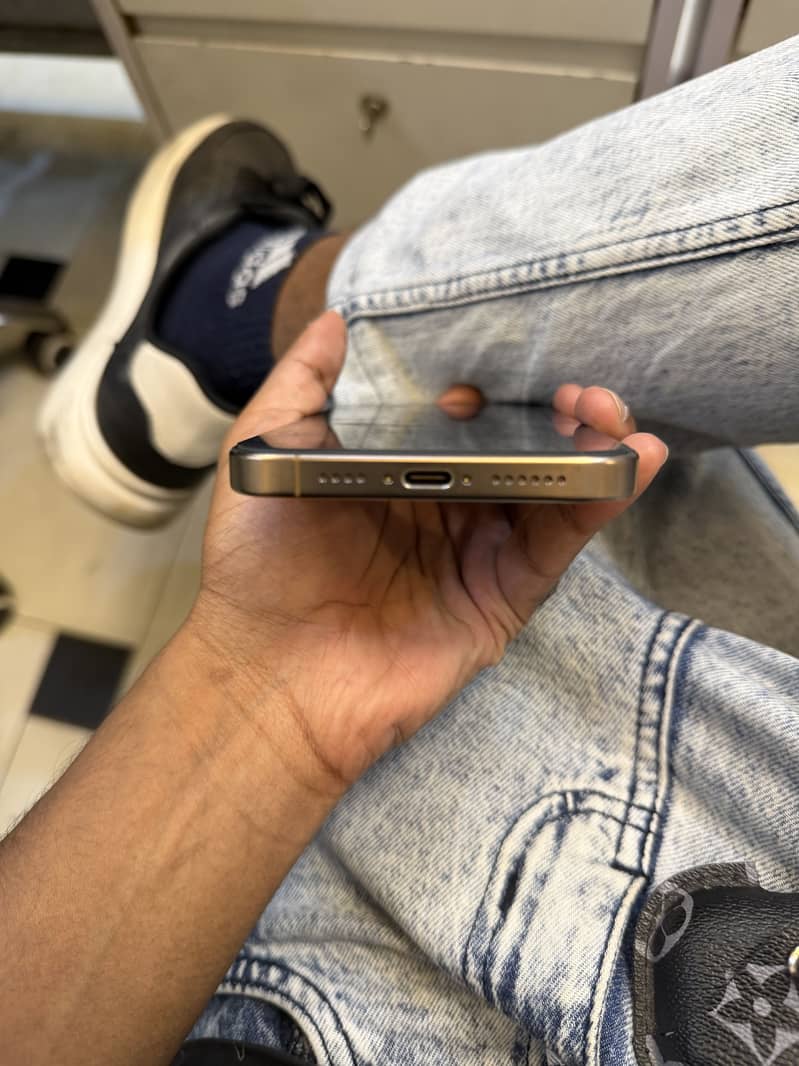 Apple iPhone 16 Pro Max 4