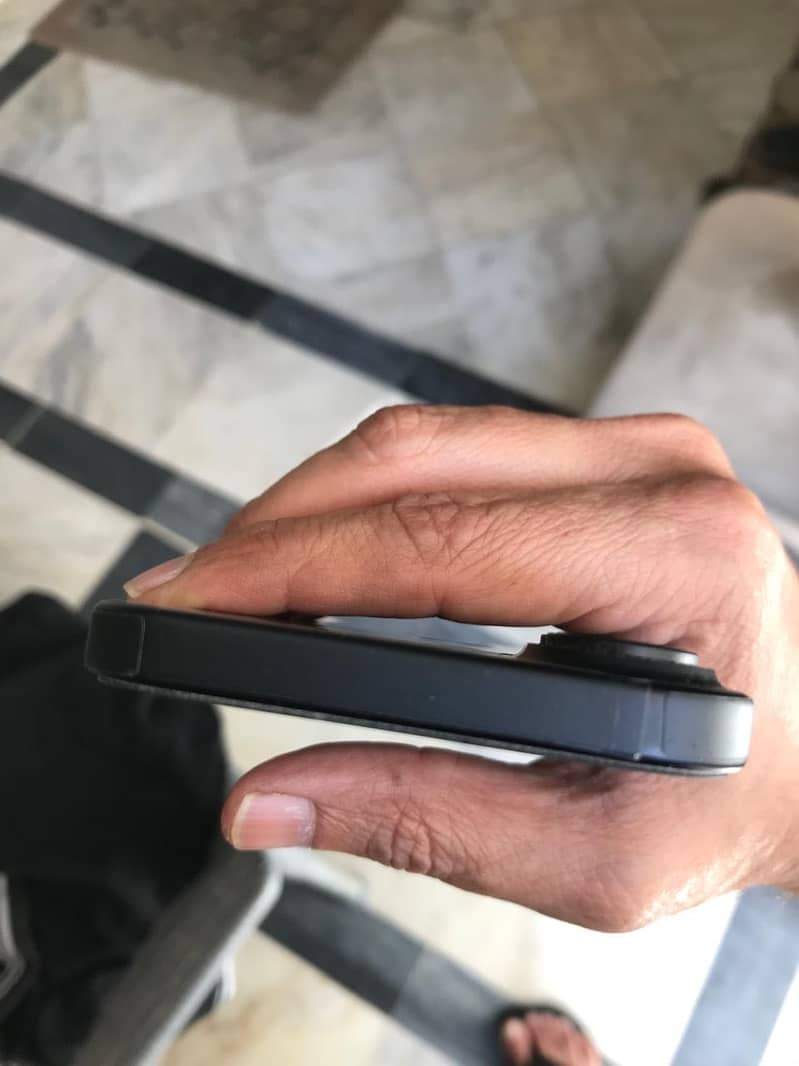 Apple iPhone 16 3