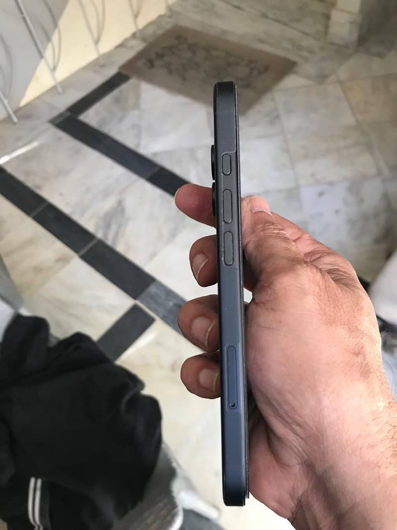 Apple iPhone 16 4