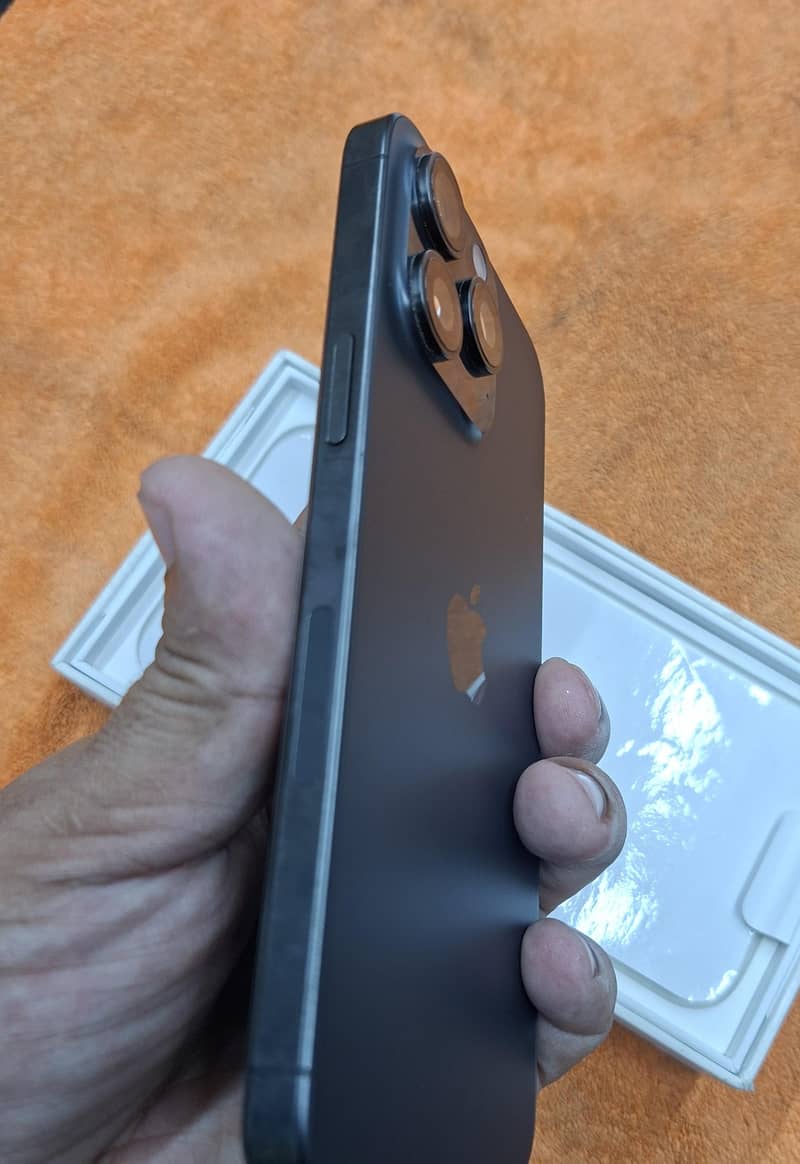 Apple iPhone 15 Pro Max 4