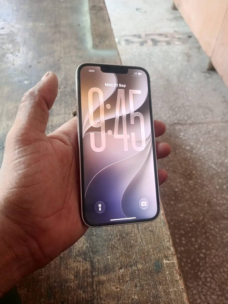 Apple iPhone 13 4