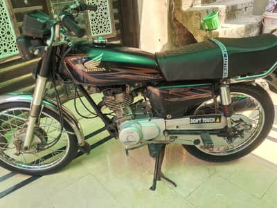 Honda 125 color black iska number 18 Bata 19 hai