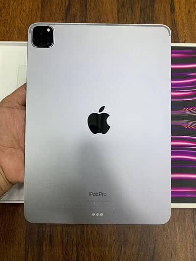 iPad pro 6th Gen 256gb with full box for sale me no repair