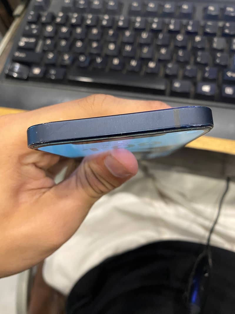Apple iPhone 12 4