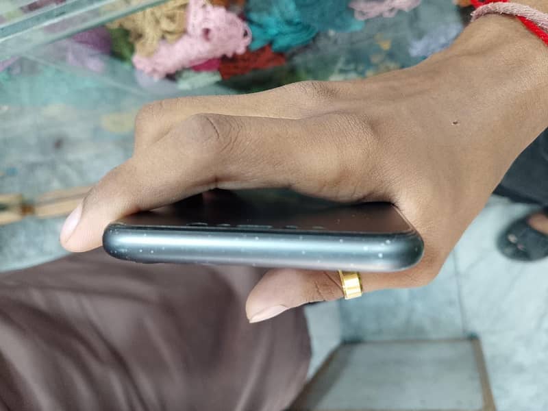 Apple iPhone 11 4