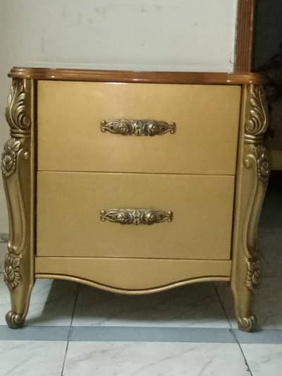 king size bed with big side table and dressing table