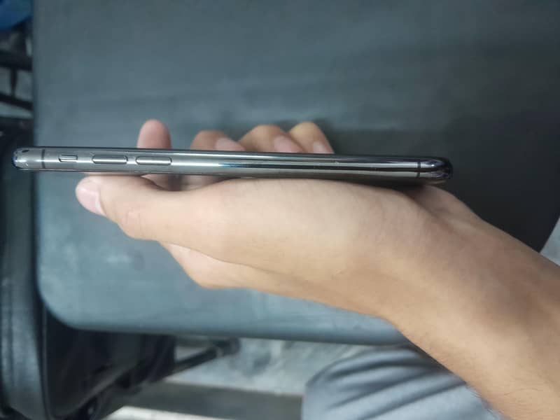 Apple iPhone X 4