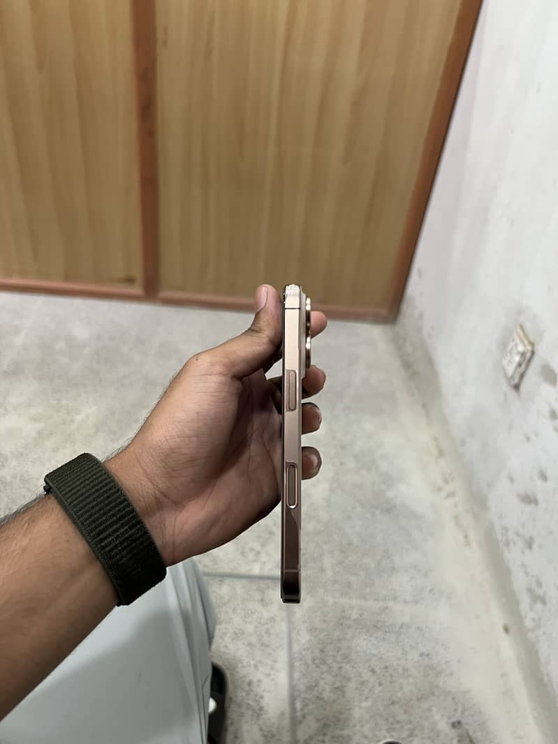 Apple iPhone 16 Pro 3