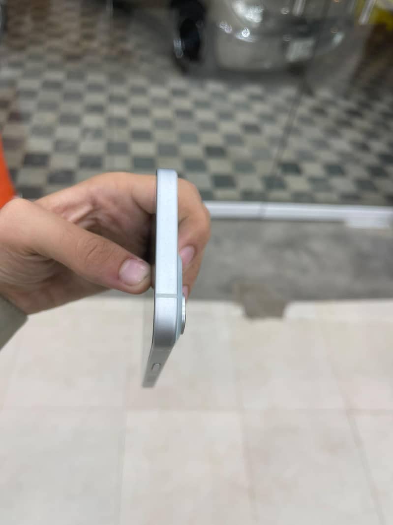 Apple iPhone 15 4